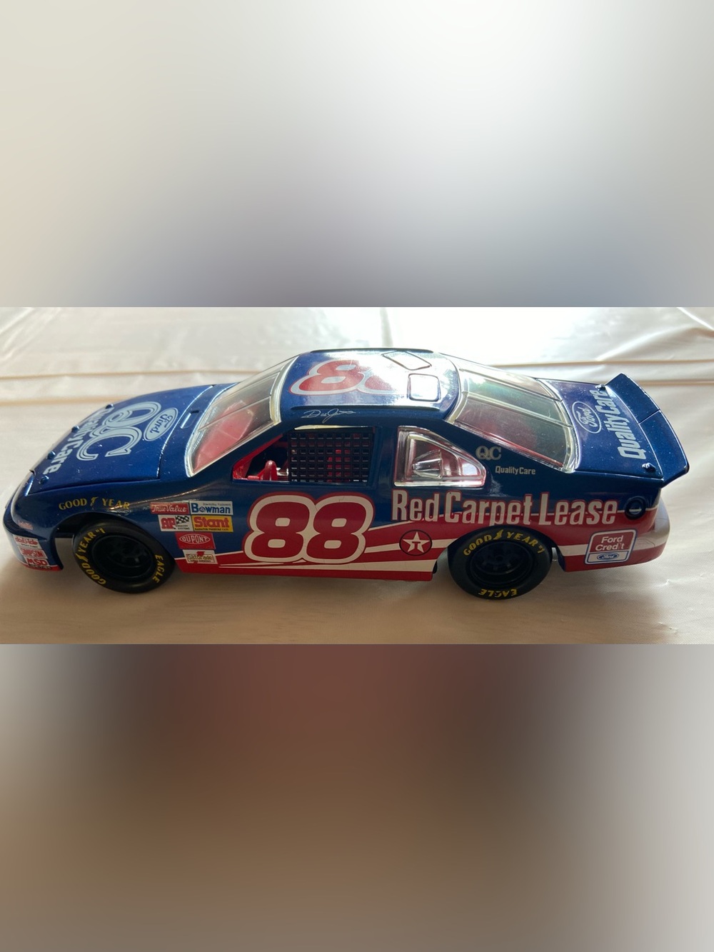 1997 Dale Jarrett #88 Quality Care Ford Thunderbird 1:24 Action NASCAR Diecast